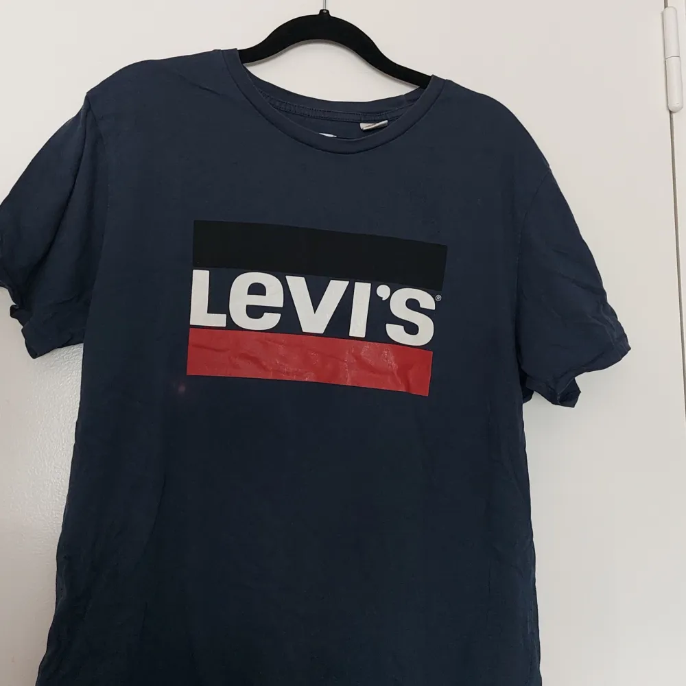 Levis T-shirt   T-shirt från Levis i använt skick. Använd flera gånger. Har en liten bleknings fläck annars hel och difekt fri. 🫶. T-shirts.