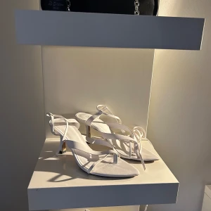 Vita klackar  - Vita klackar använda 2gngr/nytt skick Säljer för att de är för små 