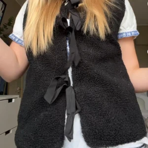 Teddyväst - Säljer min jättesöta teddyväst. Använd två gånger. Skriv för fler bilder. 