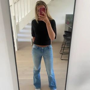 Lågmidjade ljusblå jeans - Väldigt fina jeans. jag är 168 och byxorna går hela vägen ner, dom är storlek 27 i midjan