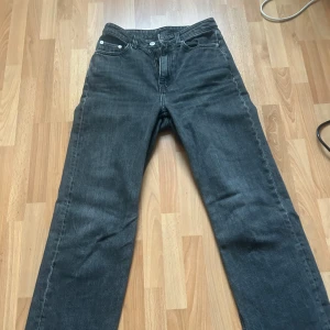 Mörk gråa jeans - Högmidjade jeans