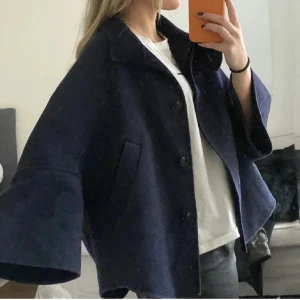 💓Mörkblå Zara Kappa💓 - (Bilderna är från förra ägaren). Säljer denna jättesköna, mörkblå Zara kappan som passar perfekt nu till hösten!!💓🙌 Säljer då den var för stor för mej.🌸 Öppen för pris diskutering!!❤️