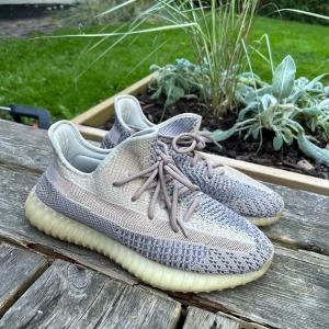 Yeezy 350 - Säljer dessa riktigt snygga Yeezy 350s. Köpt nya för cirka 4500kr. Väldigt bra skick lite smutsiga men får snabbt att fixa! Hör va er vid frågor! 