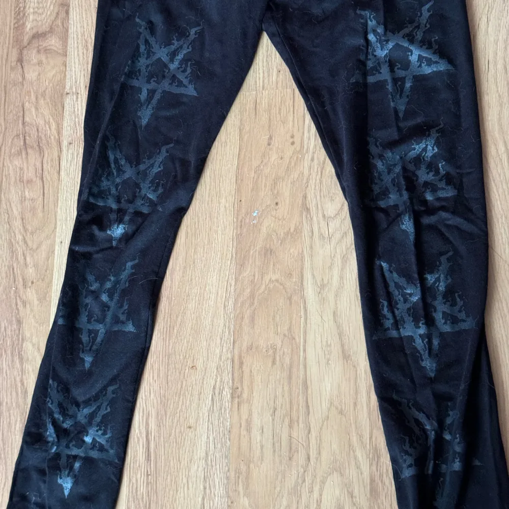 Ascoola svarta leggings från märket Killstar! I fint använt skick storlek S.   Katter finns i hemmet. Jeans & Byxor.