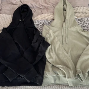 Två hoodies en svart och en grön  - Dom är mjuka inuti och är varma, storlek S på båda 