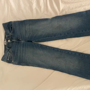 Low waist jeans - Säljer mina low waist jeans med fickor bak för att dom blivit för små, lite slitet längst nere av byxorna just därför säljer jag billigt pris