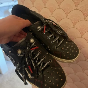 Skor limited  - Limited edition Karl Lagerfeld. Bra skick så unika o fina!