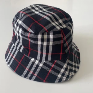 Burberry hatt - Tjenaa säljer min burberry hat då jag inte använder den länge priset kan diskuteras.