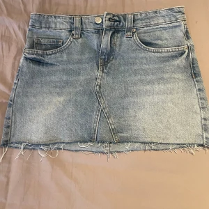 Jeans kjol  - Använd 1 gång så den är i väldigt bra skick, storlek 32 normal passform.