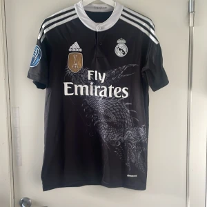 Real Madrid Jersey  - Säljer nu denna real Madrid dragon Jersey eftersom jag inte använder den. Pris kan diskuteras och kan möjligen ta byten 