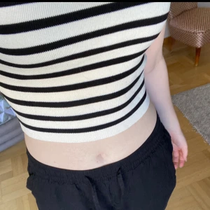 OFF THE SHOULDER TOPP - Jätte vacker off the shoulder topp från H&M. Inga defekter och använd cirka 3 gånger