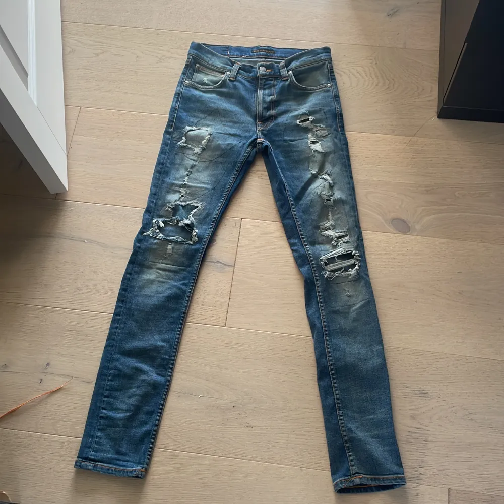 Ett par snygga nudie jeans med fina slitningar,de finns även ett par hål men de kan du få ihop av nudie gratis. Nypris 1500. Jeans & Byxor.