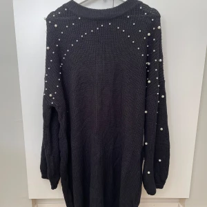 Stickad klänning med fina pärldetaljer - Svart stickad klänning från shein med pärlor lägst axlarna samt armarna. Aldrig använd. I storlek xxl 