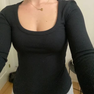 Ribbad topp - Ribbad topp från BikBok. Storlek xs.