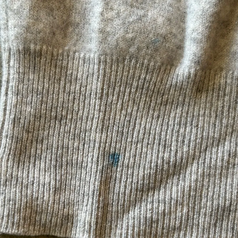 Säljer denna gråa soft hoodie i storlek M, den passar även S eftersom att den är väldigt liten i storleken. Har en blå liten prick längst ner på tröjan och så har soft goat lappen gått av på höger sidan.  Nypris: 3200   Mitt pris: 1199  . Hoodies.