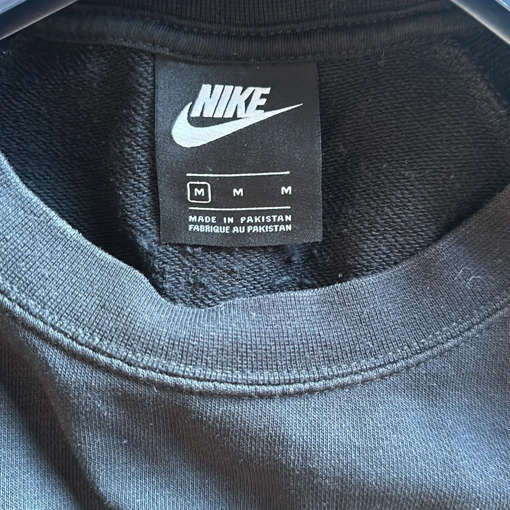 En ganska tunn svart nike sweatshirt. Den är använd några 10 tal gånger bara.. Tröjor & Koftor.