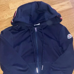 Moncler cardigan  - Inget fel med den bra skick 