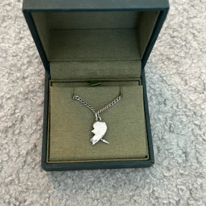 Maria Nilsdotter halsband - Coolt populärt halsband ifrån Maria Nilsdotter i bra skick