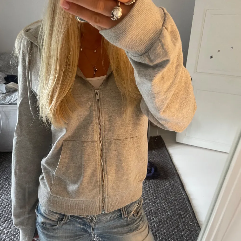 Säljer denna jättefina zip hoodien från Anna Field då den inte kommer till användning längre💗🤗. Hoodies.