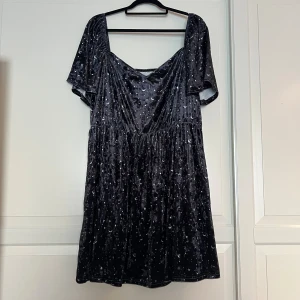 Sammetsklänning med stjärnor - Oanvänd