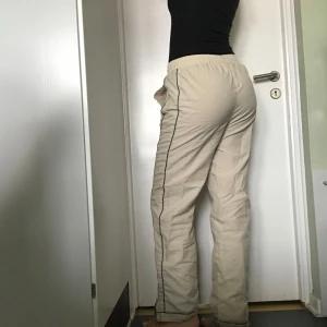 Trackpants - Luftiga trackpants. Köpta secondhand. Lite slitningar, kan skicka bild✨