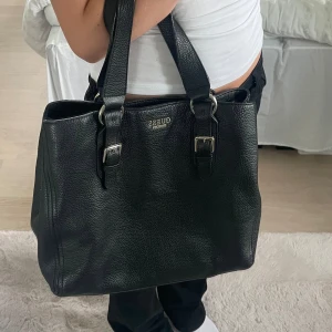 Guess väska - Så fin vintage guess väska! Den är stor och rymmer väldigt mycket, bla dator eller böcker. Original pris är ca 3000. Pris kan diskuteras.