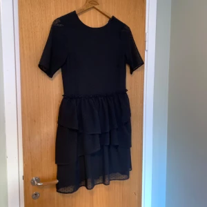 Svart klänning  - En superfin svart klänning med knapp där bak! Köpt på arkivet i Stockholm och använd en gång! Super fint skick! Märket är Daisy Grace och är i storlek xs!☺️