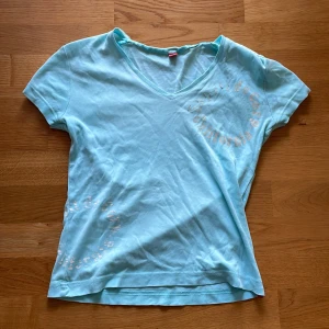 Turkos esprit tshirt - Gullig turkos tshirt från esprit. Skriv om du har frågor eller för fler bilder🩷