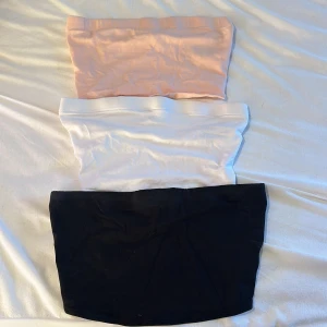 Toppar - Säljer dessa 3 toppar, de är knappt använda förutom dem svarta som är använd nån gång. Alla är köpta tillsammans på h&m. Säljer 1 för 40kr eller alla 3 för 100kr🌸