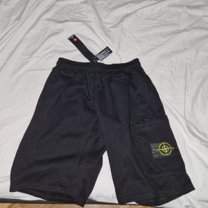 Stone island shorts  - Tja säljer nu mina o använda stone island shorts. Skick 10/10 inga fläckar eller hål. Hör av er vid frågor eller bilder.pris kan diskuteras.