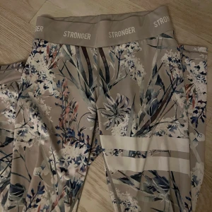 Stronger träningsbyxor - Ett par träningsbyxor från stronger 