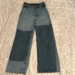 Trendiga jeans från Monki - Ett par supersnygga vidbenta, högmidjade jeans med olika jeanstyg överlappandes på varandra från Monki, med 24 i midjan och längden 29/30✨