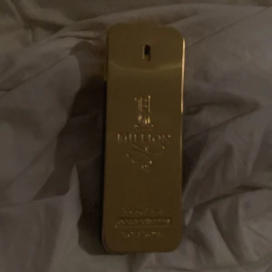 One million Edt - Jag har användt den lite men är trött på  doften så tänker sälja den  Jag har använt kanske 20-30ml så de är typ 70-80 ml kvar  Underbar parfym med lite söta noter och fresh spicy 