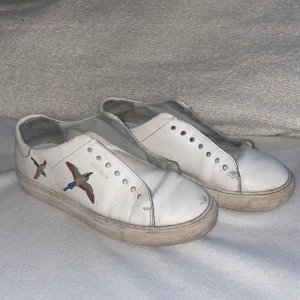 Axel arigato skor  - Säljer mina arigato då de ej kommer till användning, hyfsat skick. Lite slitningar. Ska tvätta skosnörena. 💗 Pris kan diskuteras ❤️