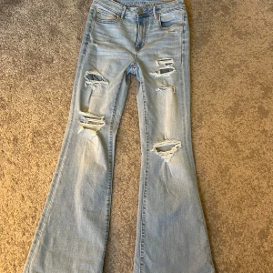 Fina jeans  - Så fina jeans från American eagle som tyvärr var för korta för mig. Fint skick.  Står ingen storlek i dom men skulle säga xs/34. Skriv för fler bilder eller mått. Tryck på köp nu!