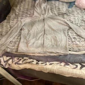 Grå hoodie - Ganska stor