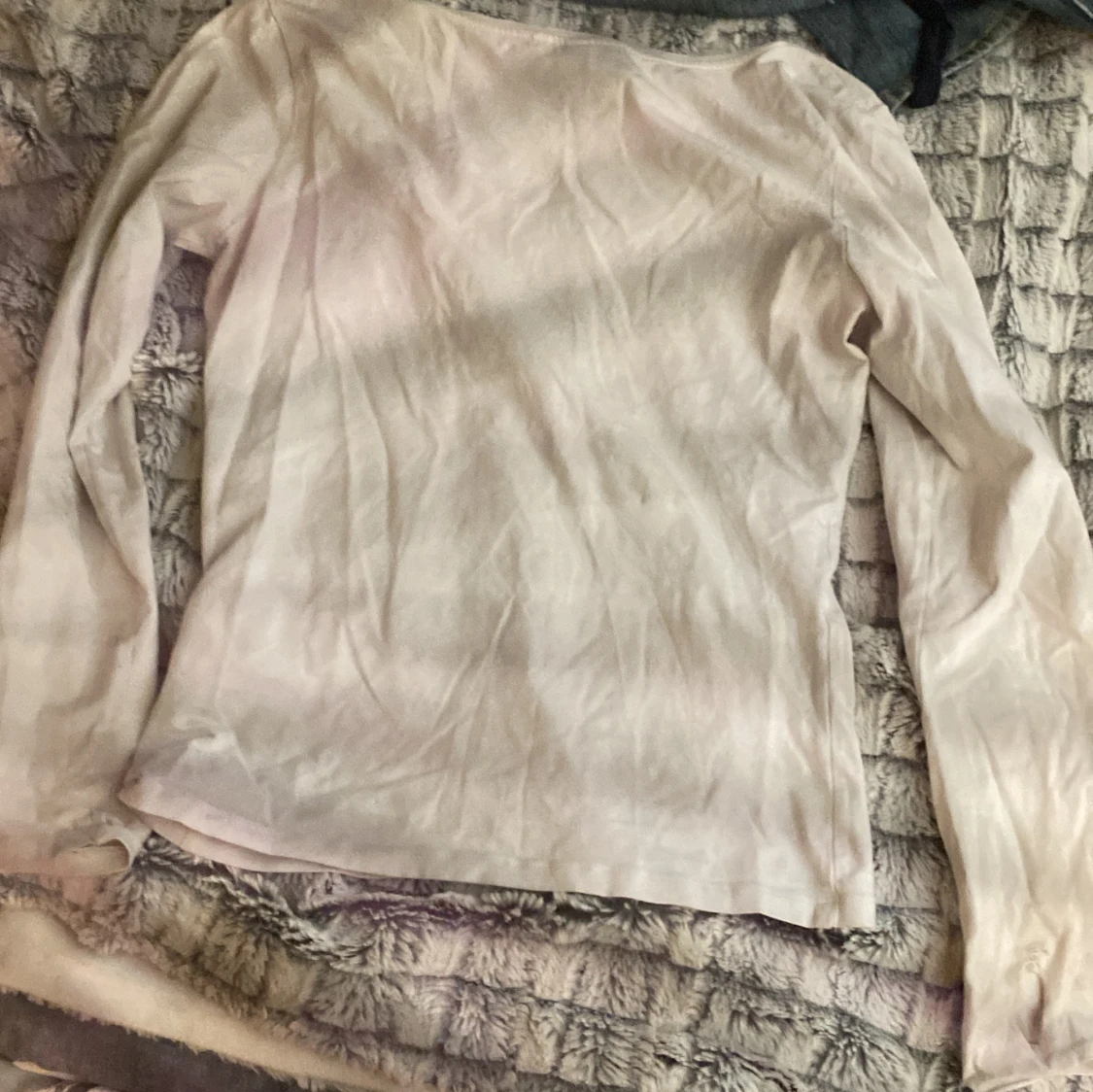 En svart och vit långärmad tröja - 90