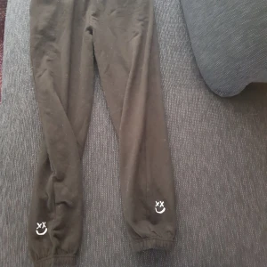 Louis Tomlinson mysbyxor - Helt nya och oanvända mysbyxor från Louis Tomlinson Merch  