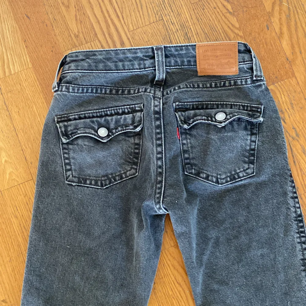 Säljer ett par gråa bootcut Levis jeans i väldigt bra skick. Har jätte fina fickor, väldigt inne. säljer dem eftersom de inte passade i längden. . Jeans & Byxor.