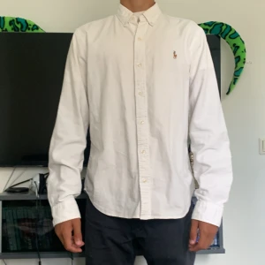Ralph Lauren Button down - Size: M slim fit säljs för bara 400kr skriv om ni vill köpa och kolla i våran profil så kanske hittar ni lite fler grejer ni vill ha.