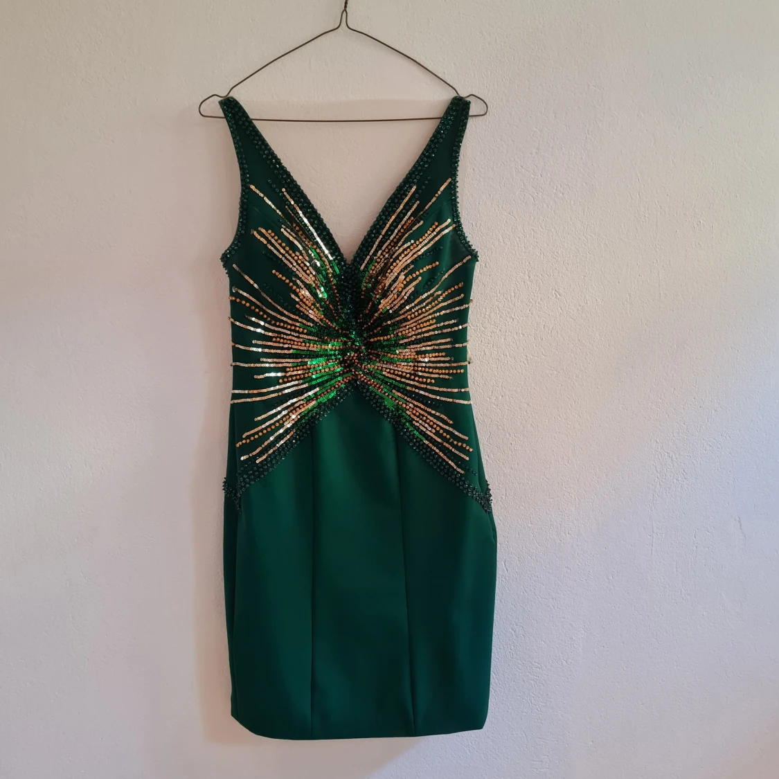 Grön paljettklänning med djup urringning