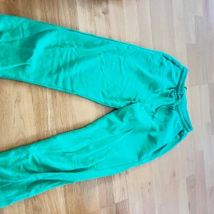 Gröna mjukisbyxor från Zara - Säljer ett par gröna mjukisbyxor från Zara. . Byxorna har en elastisk midja och är gjorda av mjukt material.