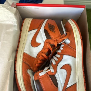 Jordan 1 high 41 - Tja! Jag säljer mina orangea jordan 1s i storlek 41. Dom är lite creasade och är ganska använda. Skick 6/10 .köpta i butik.  Nypris:2100 mitt pris 699