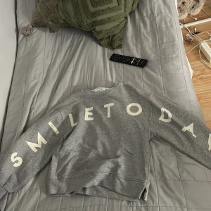 Hoodie  - Den är bra sick, grå med text på som det står SMILETODAY, storlek 164 från zara, hoodie utan luva