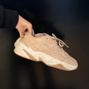 Nike Sneakers - Nike Sneakers i beige/rosa färg. I storlek 39.