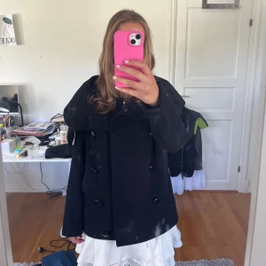 Svart kappa  - SMUTSIG SPEGEL INTE KAPPAN!!Superfin svart kappa från Vero Moda. Helt ny, aldrig använd.  