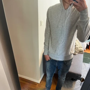 Soft Goat hoodie 100% Kashmir  - Tjena! Säljer nu denna as sköna Soft Goat tröjan! Den är i storlek L men passform M-L (175-190 beroende på vikt). Den är i bra skick ca 7/10. Köpt för 3400kr. Priset går att diskuteras vid en snabb affär😉!