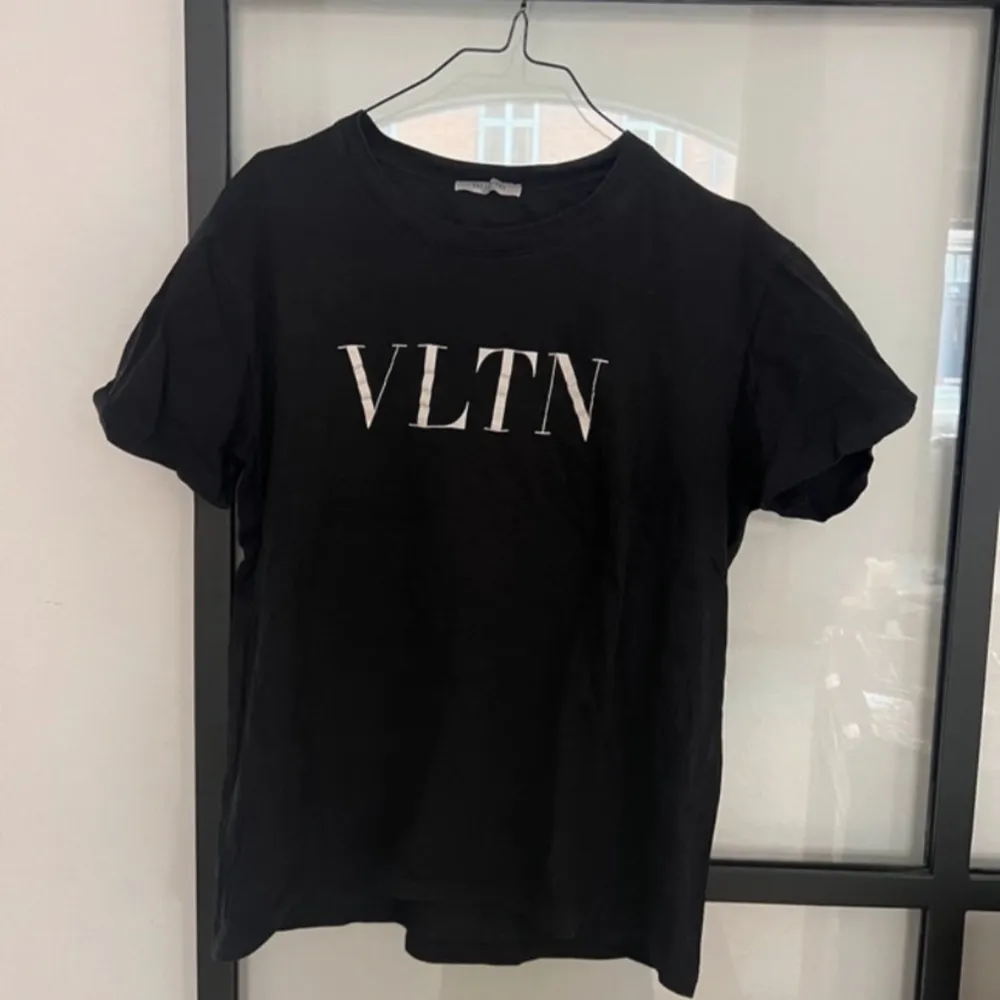 Säljer den här fett laidback T-shirten från valentino 💯💯skick 10/10 storlek passar s-m👍👍kp för prisförslag, byte mm💯. T-paidat.