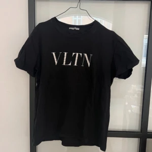 Valentino tshirt - Säljer den här fett laidback T-shirten från valentino 💯💯skick 10/10 storlek passar s-m👍👍kp för prisförslag, byte mm💯