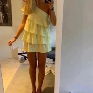 Zara klänning - (Lånade bilder)! Säljer nu min super fina volangklänning från Zara. Den passar dig som både har storlek S och M skulle jag säga 🌷🩷